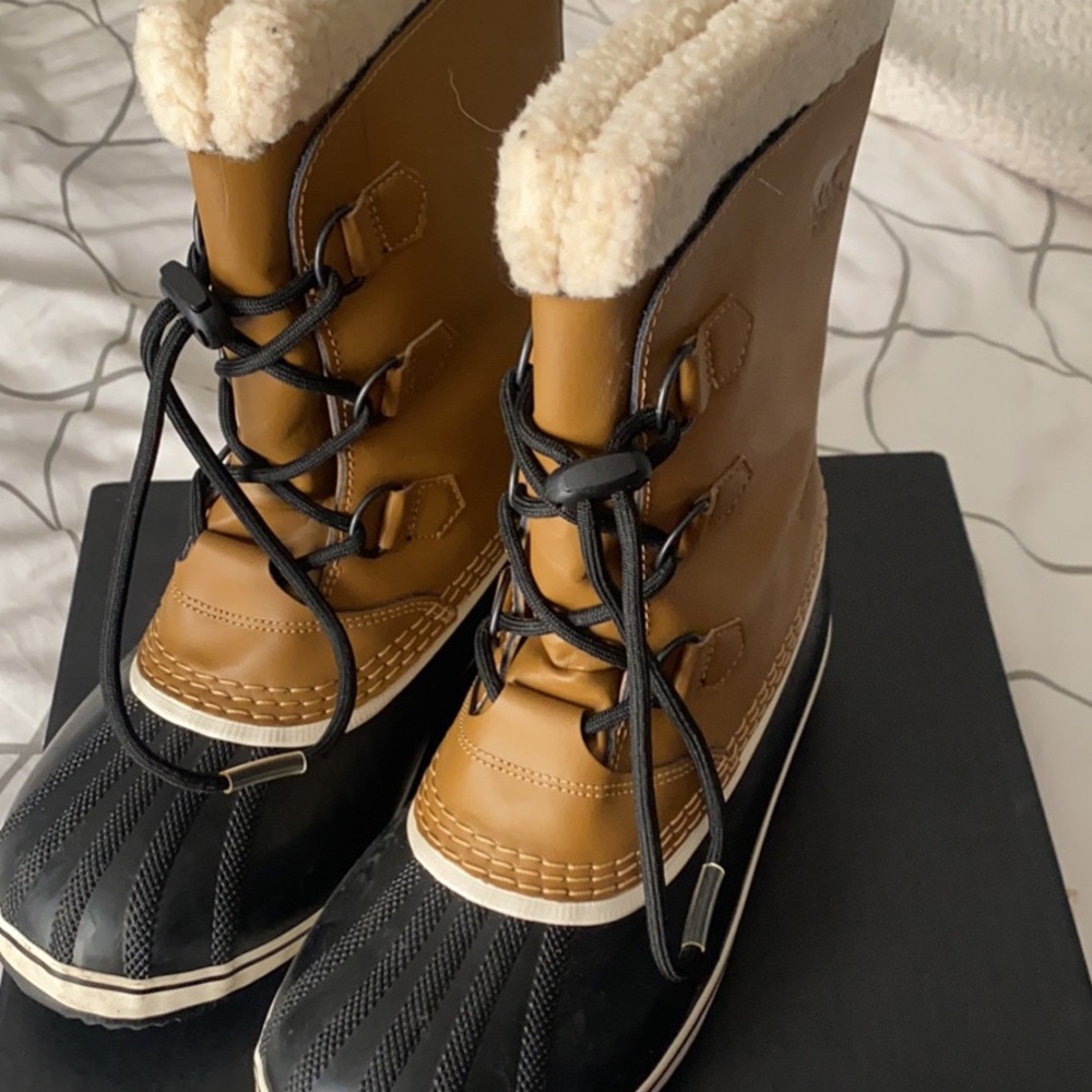 Sorel winter boots youth size 7 EUC